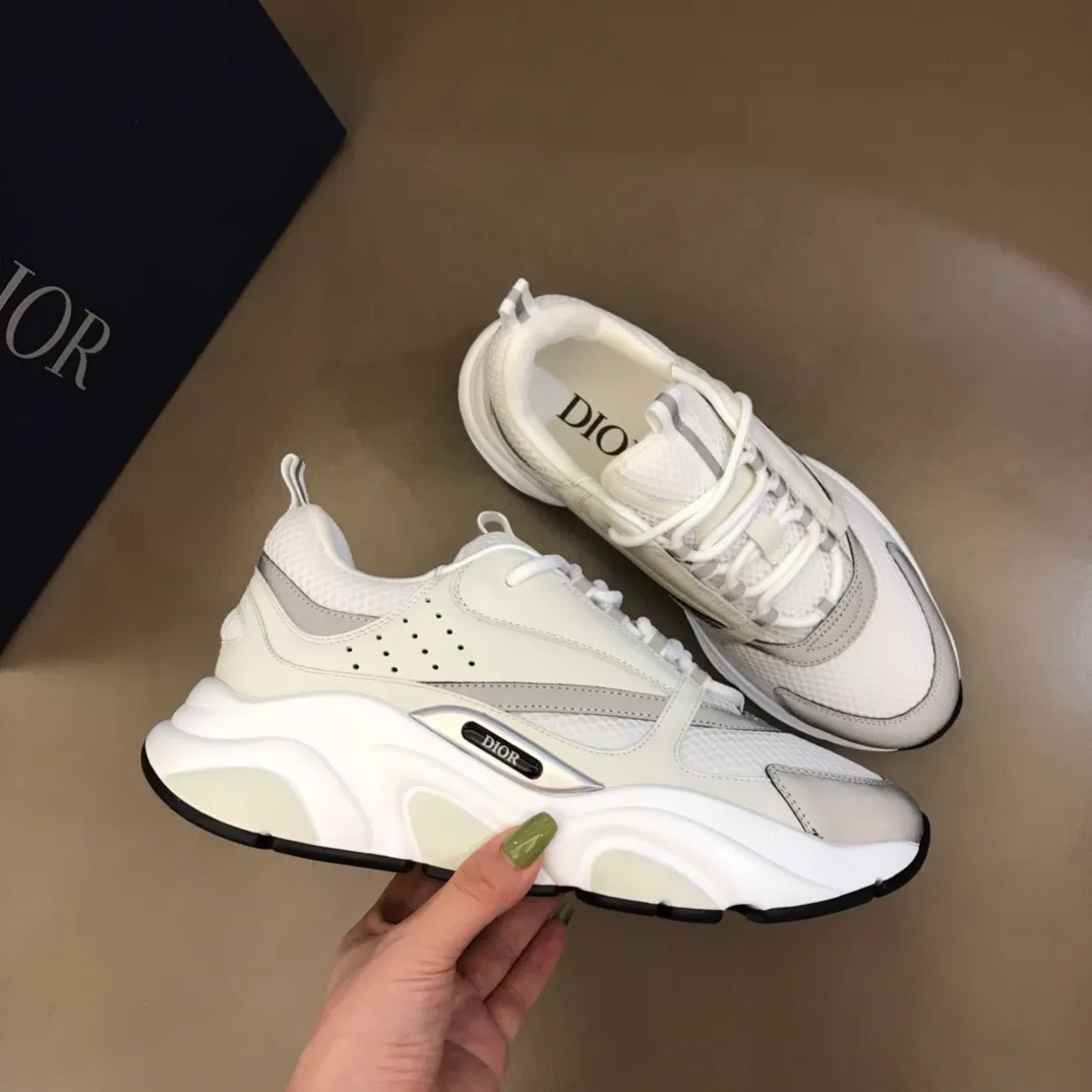 Factory price: 480💰 ◾️▫️Dior D®️ x 🆕 (high version) B22 men's jogging fashion sneakers, this single product draws inspiration from retro jogging shoes. It adopts a thick low-top design, with an upper made of black cow leather and mesh fabric, and a black and white engraved rubber sole. Black mesh fabric tongue and heel counters complement black laces, with an embossed "Di~r" logo embellishment on the side. These sneakers can be mixed and matched with a classic suit for a sporty chic look! Size: 39-45 (38, 46 can be customized)